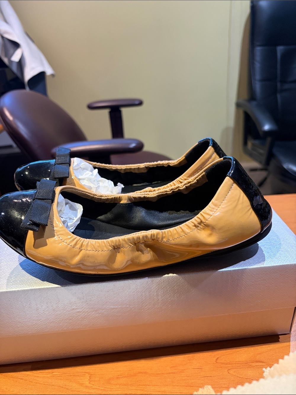 PRADA SIZE 37 Black and BEIGE Patent Leather Ballet Flats with Bow - Picture 5 of 12